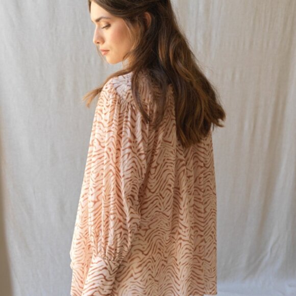 hana san sz 34 (XS US) Ivette blouse Nude animal print drama cuffs loose fit EUC - Picture 3 of 10